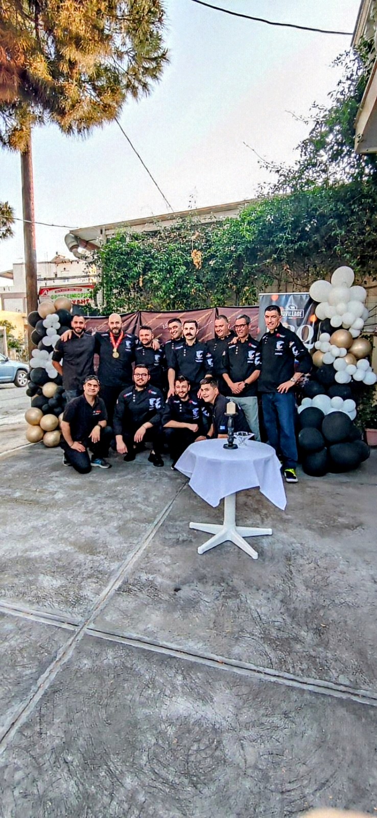 Μέλη της Λέσχης Ελλήνων Κρεοτεχνών στο re-opening party, Μάιος 2023
